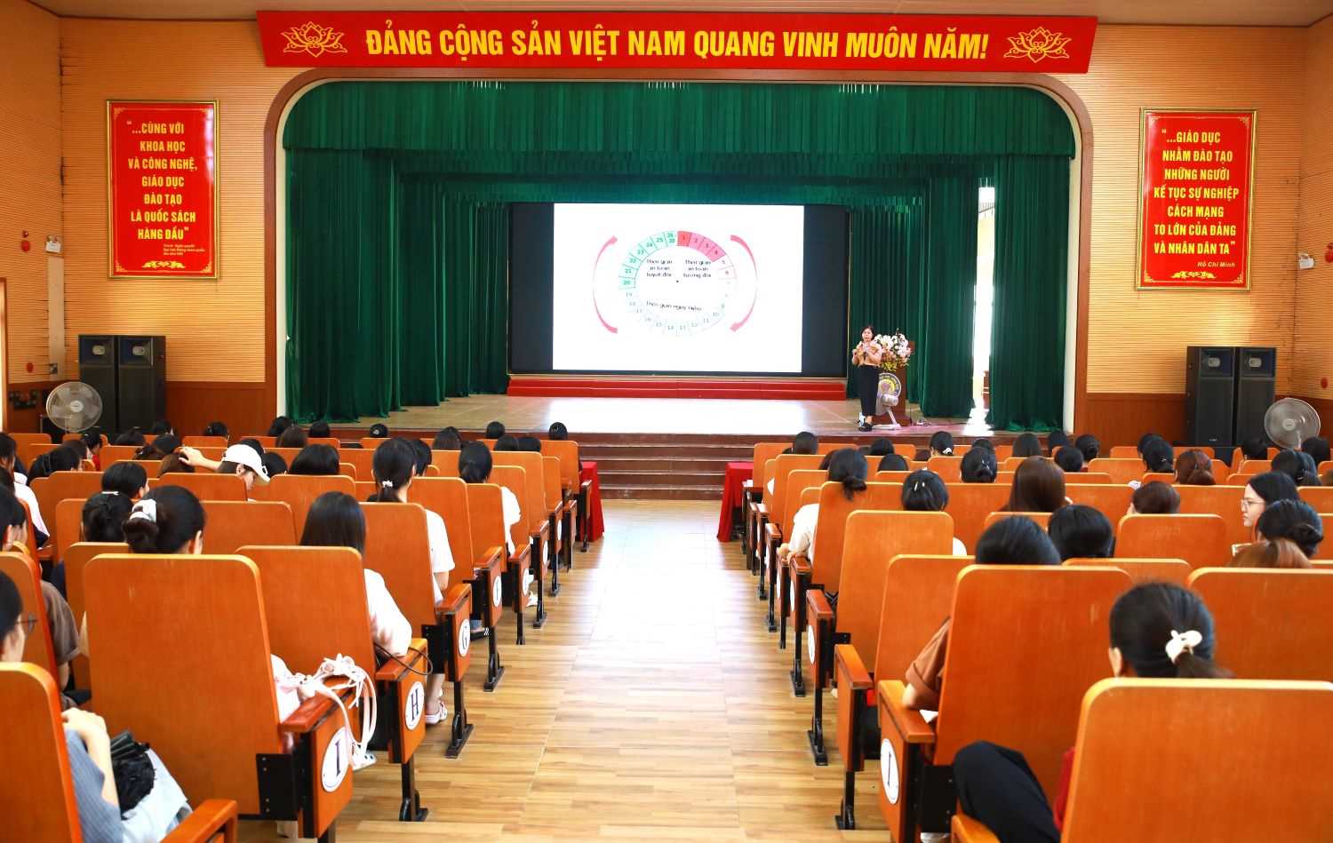 Trường Đại học Hồng Đức tổ chức tuyên truyền, giáo dục sức khỏe sinh sản cho nữ sinh viên